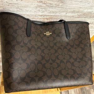 Coach City Tote in Signature Canvas